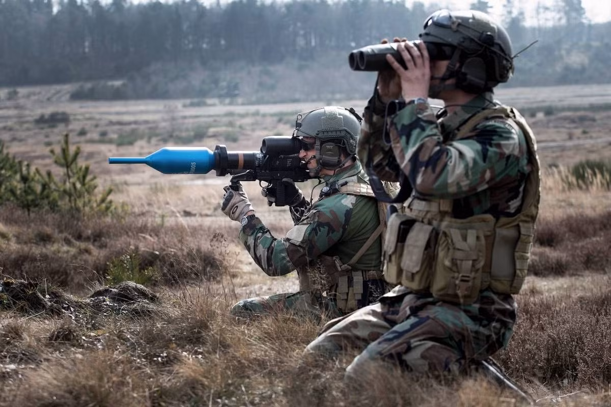 Mặc dù sử dụng cơ chế phản lực, tuy nhiên lượng thuốc phóng của Panzerfaust 3 lại được thiết kế cực kỳ đặc biệt, cho phép xạ thủ có thể sử dụng loại vũ khí này trong không gian hẹp chỉ 12 mét vuông mà không sợ luồng khí phản lực gây sát thương cho người sử dụng. Ngoài ra khi sử dụng, cần khoảng trống tối thiểu 2 mét phía sau ống phóng để luồng khí phản lực được giải phóng hoàn toàn. Nguồn ảnh: Pinterest.