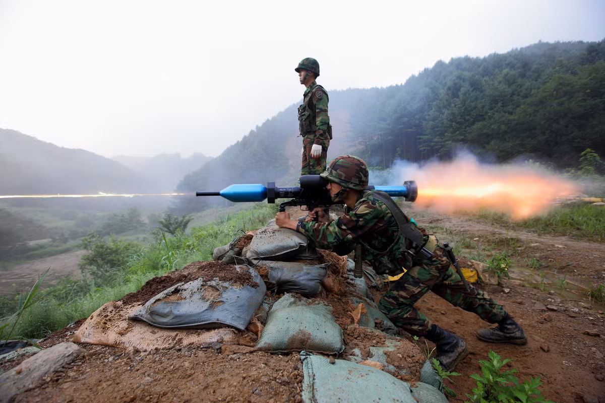 Mặc dù vậy, điểm yếu lớn nhất của súng chống tăng không giật Panzerfaust 3 đó là nó tỏ ra kém hiệu quả khi phải đối đầu với các phương tiện thiết giáp được bọc giáp phản ứng nổ. Nguồn ảnh: Pinterest.