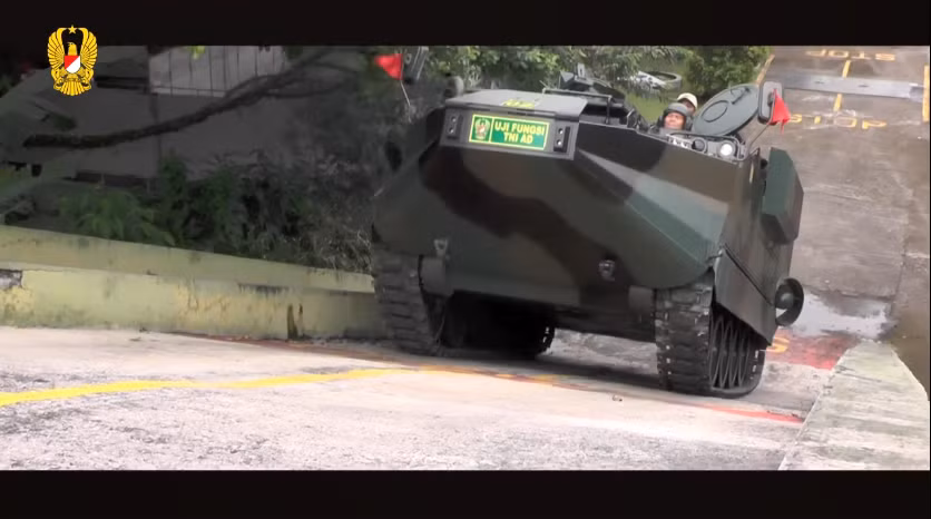 M113 Arisgator của Indonesia leo dốc có độ nghiêng lên đến 45 độ trong thử nghiệm. Nguồn ảnh: Uji Fungsi TNI AD.