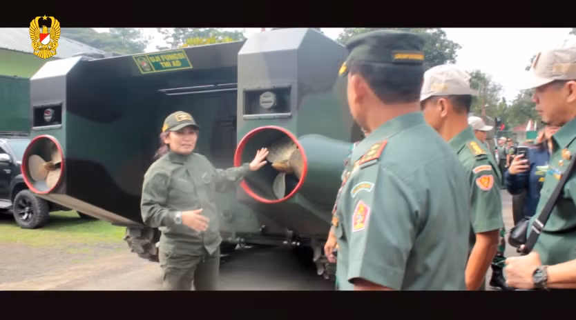 Thiết kế của M113 trước đây với phần đầu rất bè và rộng cũng gây cản trở lớn tới khả năng lội nước của nó - thiết kế của M113 phiên bản Arisgator đã thay đổi hoàn toàn điểm yếu này với phần mũi cải tiến, cho phép nó rẽ nước tốt hơn với thiết kế tương tự như phương tiện đổ bộ bọc thép AAV-P7 cũng do Mỹ chế tạo. Nguồn ảnh: Uji Fungsi TNI AD.