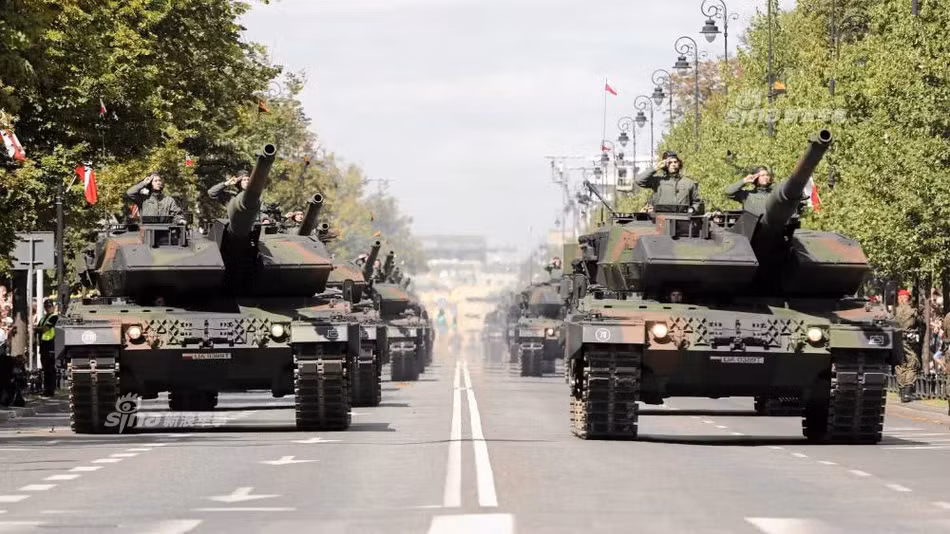 Xe tăng Đức và xe tăng Ba Lan lăn bánh trên đường phố Warsaw. Nguồn ảnh: Sina.