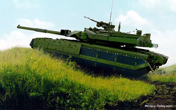 Ukraine hiện đang có trong tay một phiên bản xe tăng chủ lực chiến trường phiên bản cái tiến của T-84 cực độc mang tên T-84 Yatagan. Khác với phiên bản gốc mang nòng pháo 125 mm, phiên bản T-84 Yatagan này chỉ mang nòng pháo 120 mm để phù hợp với chuẩn của NATO. Nguồn ảnh: Militarytoday.