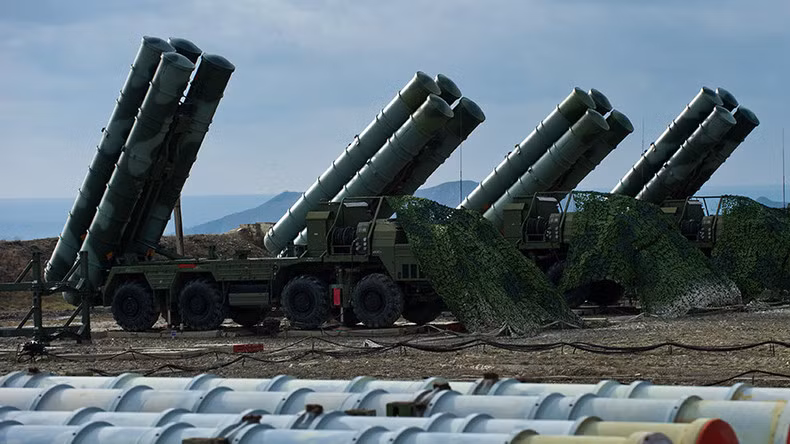 Quay lại với hệ thống NASAMS-II, theo các chuyên gia quân sự, Ấn Độ sẽ ít nhiều gặp khó khăn trong việc tích hợp quá nhiều các hệ thống phòng không khác nhau vào trong cùng một hệ thống phòng không hoàn chỉnh, mà ở đây có thể hiểu là giữa các công nghệ quân sự của NATO và Nga. Việc đồng bộ các hệ thống này không phải là không thể nhưng nó sẽ tạo thêm bước phức tạp trong quá trình vận hành và quản lý các hệ thống vũ khí này. Nguồn ảnh: Russian.