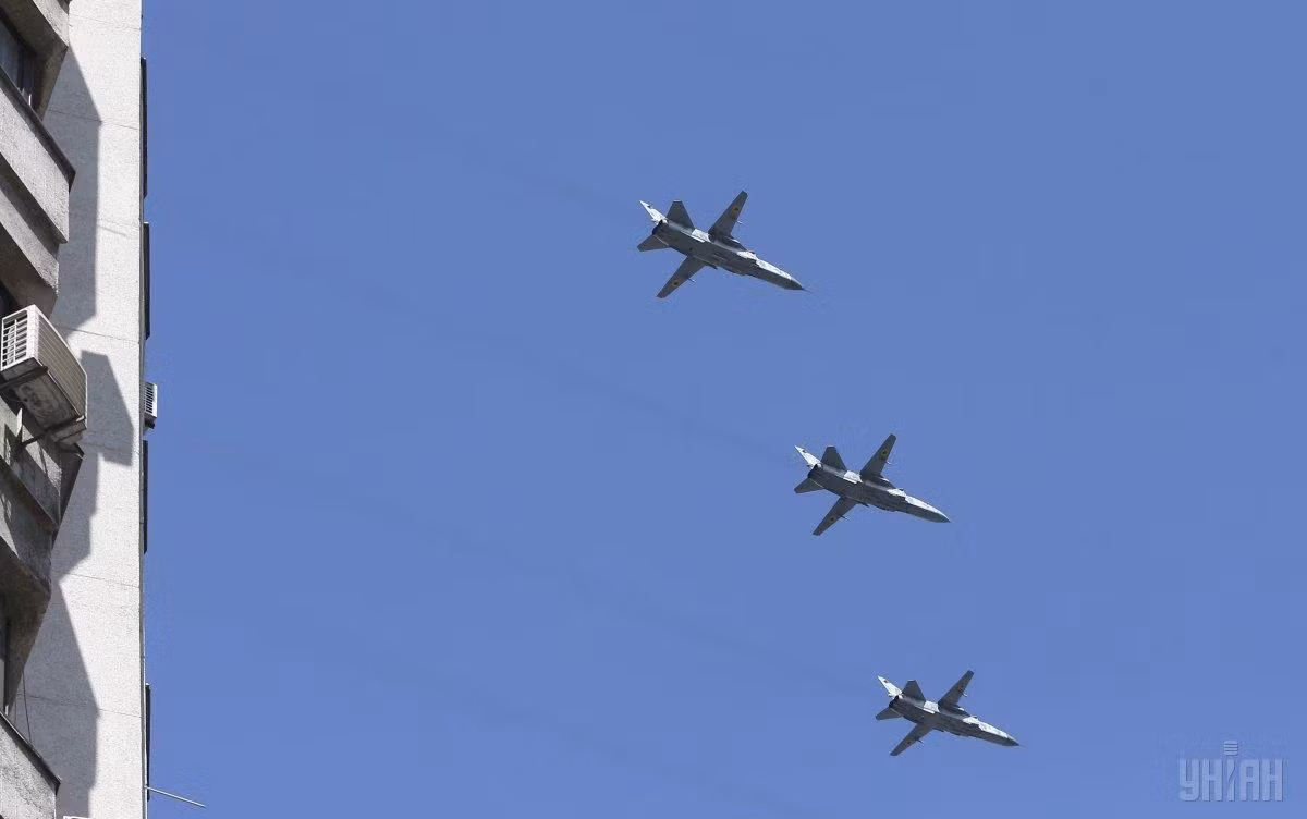 Cường kích cơ Su-24 xuất hiện trên trong cuộc duyệt binh trên bầu trời Kiev - sau rất nhiều năm vắng bóng, tới năm nay Không quân và Không quân Hải quân Ukraine mới tham dự cuộc duyệt binh này. Nguồn ảnh: Yhiah.