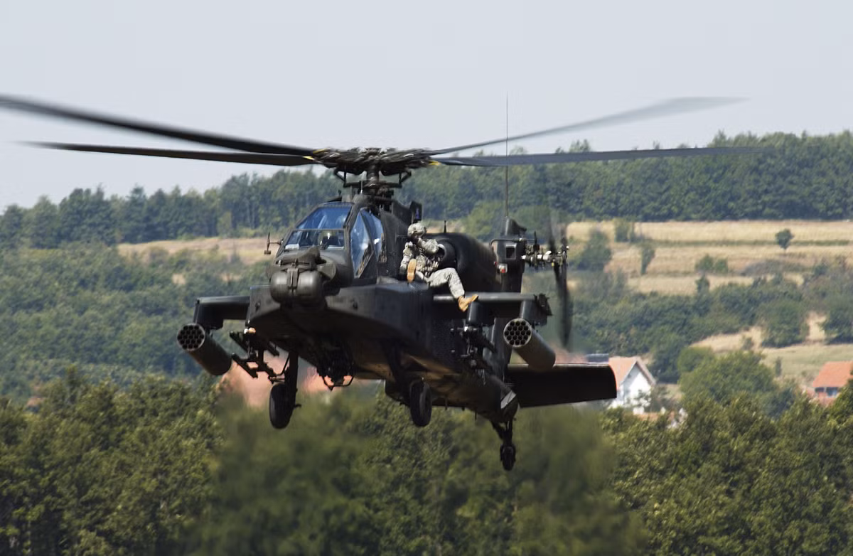 Nhu cầu này lớn tới nỗi, các phiên bản trực thăng tấn công Apache sau này còn được chế tạo với các tay nắm và gờ ở bên ngoài thân máy bay để phục vụ cho việc... ngồi ngoài máy bay được thoải mái và thuận tiện hơn. Nguồn ảnh: Flickr.