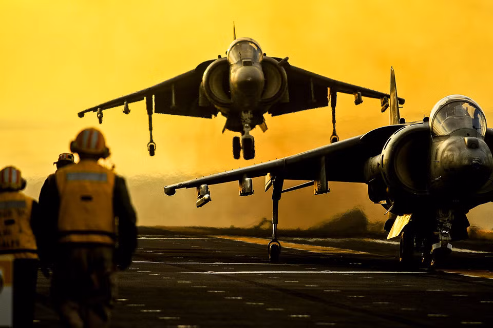 Bắt đầu được gia nhập Quân đội Mỹ từ năm 1985, AV-8B có tốc độ tối đa khoảng hơn 900 km/h, tầm hoạt động tối đa lên tới 1450 km. Đặc biệt, đây là loại chiến đấu cơ có khả năng hạ cánh thẳng đứng và cất cánh thẳng đứng/trên đường băng ngắn (V/STOL). Nguồn ảnh: BI.