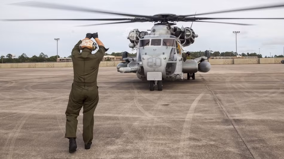 Phi hành đoàn của trực thăng vận tải CH-53E lên tới 5 người, trong đó có hai phi công, 1 chỉ huy kiêm điều khiển súng máy phải, 1 điều khiển súng máy trái và một điều khiển súng máy đuôi. Sức chứa bên trong máy bay có thể lên tới 37 người hoặc 55 người nếu được xếp thêm hàng ghế giữa. Nguồn ảnh: Sina.