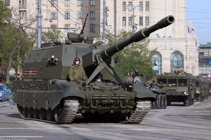 Koalitsiya-SV dự kiến đặt trên khung gầm Armata, tương tự xe tăng T-14 và xe chiến đấu bộ binh T-15. Tuy nhiên, do số lượng khung gầm sản xuất còn hạn chế, các hệ thống Koalitsiya-SV hiện nay đều đặt trên khung gầm xe tăng T-90. Ảnh: strategic-bureau.