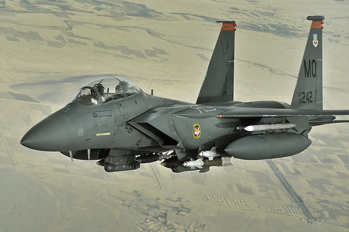 Tính tới thời điểm hiện tại, F-15E vẫn chưa tỏ ra lỗi thời tuy nhiên trong tương lai, nó sẽ sớm bộc lộ các điểm yếu của mình so với các loại chiến đấu cơ đời mới hơn sau này được Nga và Trung Quốc sản xuất trong thế kỷ 21 này. Nguồn ảnh: USAF.