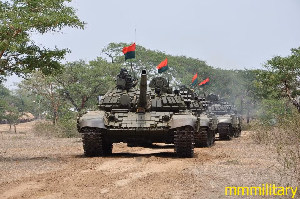 Dự trữ hành trình của xe đạt 500 km với thùng nhiên liệu chính, kèm theo đó là khả năng vượt địa hình khá tốt khi có thể leo hào cao 1,2 mét và lặn sâu 5 mét khi được trang bị ống thở. Nguồn ảnh: MMilitary.