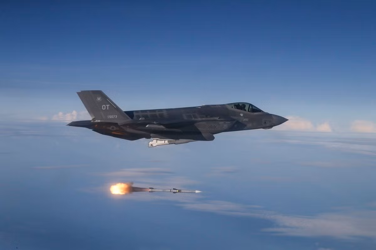Không quân Hải quân Mỹ cho biết, các phi công F-35C của lực lượng này nếu muốn được công nhận khả năng bay đêm sẽ phải thực hiện tối thiểu 50 pha hạ cánh thành công trên tàu sân bay mà không cần tới mũ bay 400.000 USD dẫn đường. Nguồn ảnh: BI.