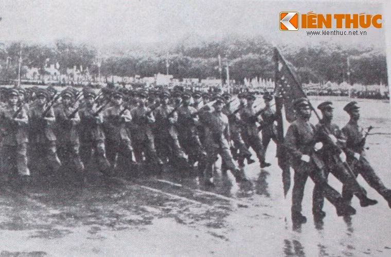 Quân kỳ được đưa qua lễ đài trong cuộc diễu binh lịch sử ngày Quốc khánh năm 1955.