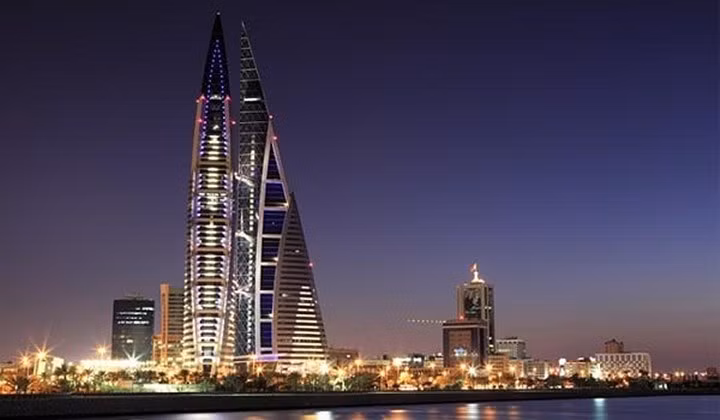 Tòa tháp đôi Trung tâm Thương mại Thế giới Bahrain cao tới 240m so với mặt đất. Có 3 turbine gió cung cấp điện chiếu sáng cho hơn 300 ngôi nhà bên trong trung tâm này. Công trình đoạt 2 giải thưởng danh giá về thiết kế kiến trúc tốt nhất.