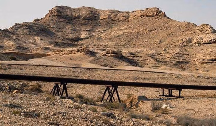Núi Jebel Al Dukhan là điểm cao nhất đất nước Bahrain. Tuy nhiên, chiều cao của nó chỉ là 143m. Nơi đây thích hợp cho hoạt động cắm trại qua đêm.