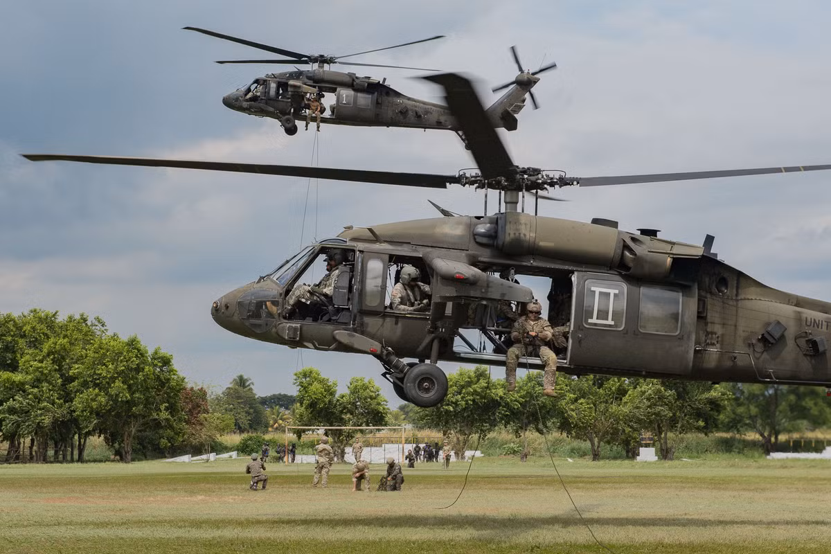 Chiếc trực thăng Black Hawk mà Trung Quốc được tiếp xúc tại Pakistan thậm chí còn xịn hơn nhiều các phiên bản Black Hawk hiện tại. Đây là loại trực thăng Black Hawk cải tiến, Mỹ sử dụng trong nhiệm vụ tiêu diệt trùm khủng bố Osama bin Laden năm 2011. Nguồn ảnh: USAF.
