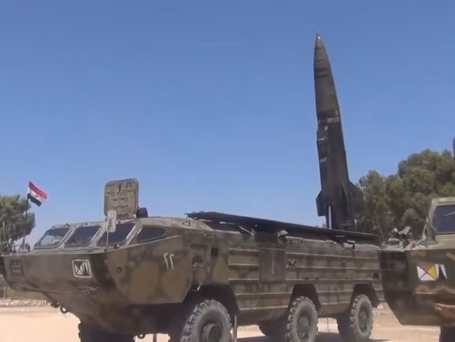 Hình ảnh các tổ hợp tên lửa đạn đạo OTR-21 Tochka xuất hiện ở miền Bắc Syria được cho là dấu hiệu của một chiến dịch quân sự rất lớn sẽ diễn ra ở Idlib trong thời gian sắp tới. Cần phải nói thêm, tên lửa đạn đạo OTR-21 Tochka này rất ít khi được quân chính phủ Syria mang ra sử dụng. Nguồn ảnh: Tube.