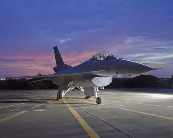 Ngoài ra, tiêm kích F-16V Viper còn có khả năng mang theo gần như tất cả các loại bom, tên lửa tiên tiến nhất. Viper cũng gắn được các pod ngắm bắn theo kiểu sniper với khả năng tự phát hiện, theo dõi mục tiêu và cung cấp toạ độ tấn công tự động hoàn toàn, phi công chỉ việc bấm nút khai hoả. Nguồn ảnh: Aviation.