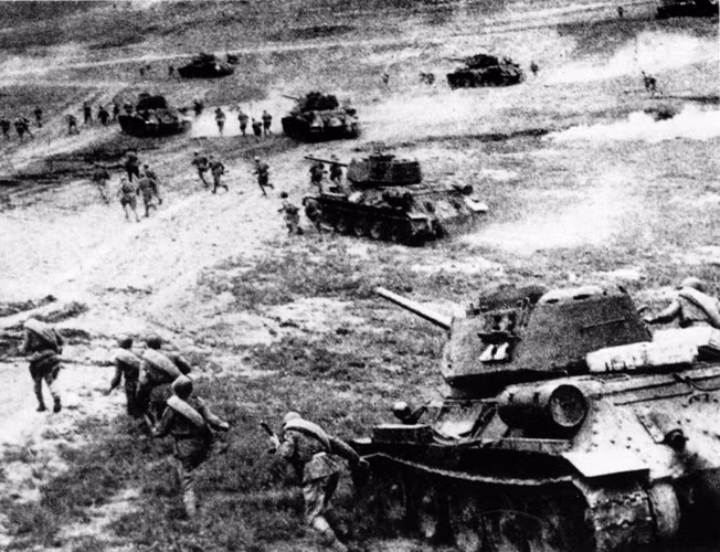Trong khi đó, phía Hồng quân Liên Xô tung vào trận chiến này số lượng quân tổng cộng lên tới gần 2 triệu, nghĩa là gấp đôi quân số của Đức. Kèm theo đó là số lượng xe tăng và pháo tự hành cũng nhiều gấp đôi đối phương, lên tới gần 5000 chiếc. Nguồn ảnh: Thearchive.
