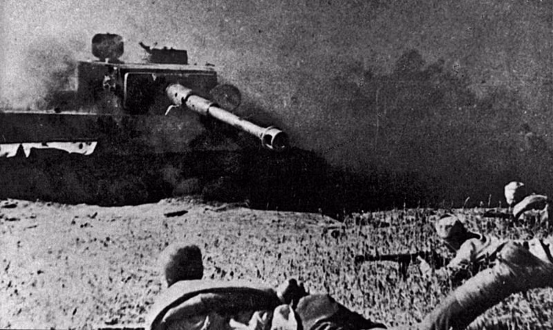 Ngoài ra, số lượng xe tăng SU-152 và SU-122 ở mặt trận Kursk cũng không nhiều - điều này chính là lý do tại sao lực lượng xe tăng của Liên Xô đã gần như bị nghiền nát tại Kursk. Mặc dù vậy, chiến thắng chung cuộc vẫn thuộc về Moscow với chiến thuật cực kỳ hợp lý. Nguồn ảnh: Thearchive.