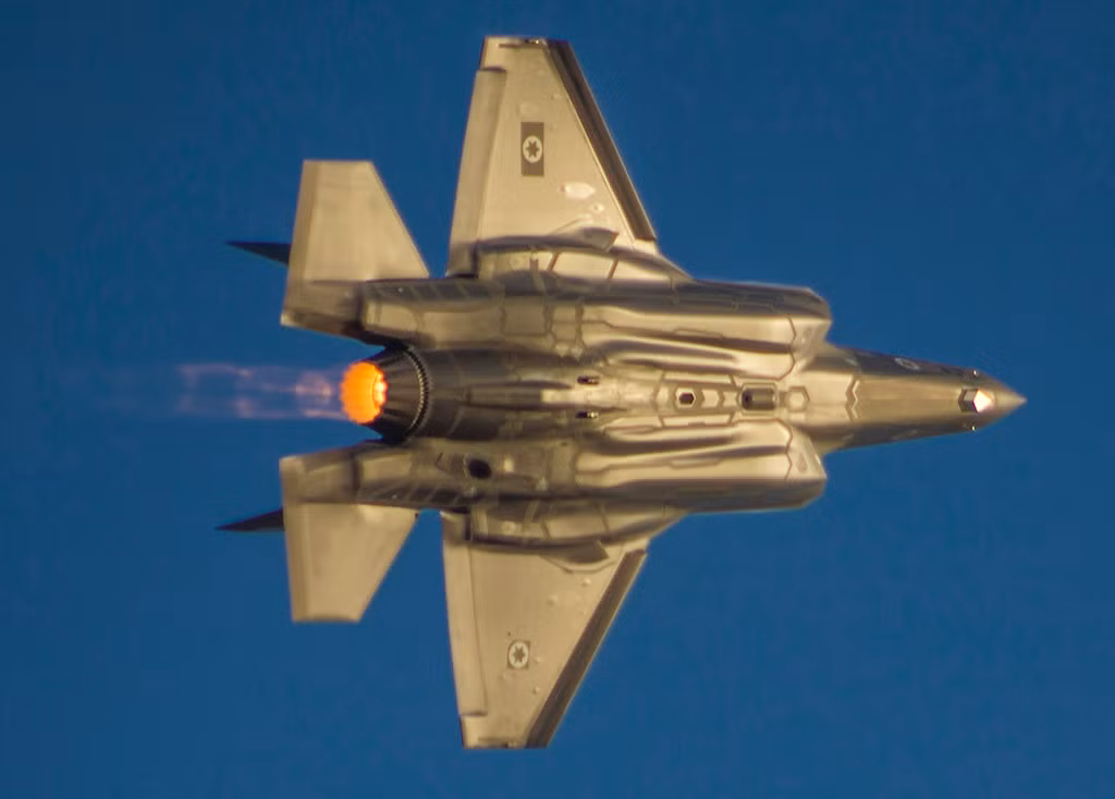 Cuối cùng đó là S-400 - thứ được coi là "Gót chân Asin" của F-35. Trong tương lai, Thổ Nhĩ Kỳ khả năng cao là sẽ cùng lúc sở hữu cả F-35 và S-400, khi này Thổ Nhĩ Kỳ sẽ thoải mái nghiên cứu khả năng đánh chặn F-35 bằng S-400 một cách toàn diện.