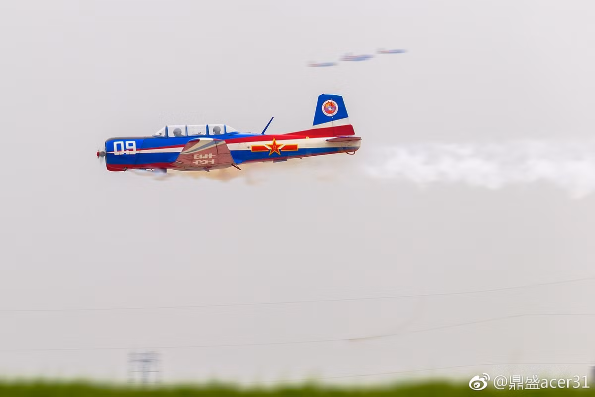Một trong những loại máy bay cổ nhất mà Không quân Trung Quốc tới nay vẫn tiếp tục sử dụng đó là loại máy bay huấn luyện sử dụng động cơ cánh quạt mang tên Nanchang CJ-6. Nguồn ảnh: Weibo.