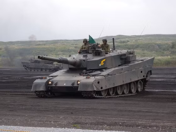 Khả năng nghiêng của xe tăng Type 10 còn giúp nó tăng được độ nghiêng của giáp trước hoặc giáp hai bên. Về lý thuyết, việc tăng độ nghiêng cũng đồng nghĩa với việc tăng độ dày của giáp và tăng độ nảy của viên đạn khi đâm vào mặt phẳng có độ nghiêng lớn này. Nguồn ảnh: Wiki.