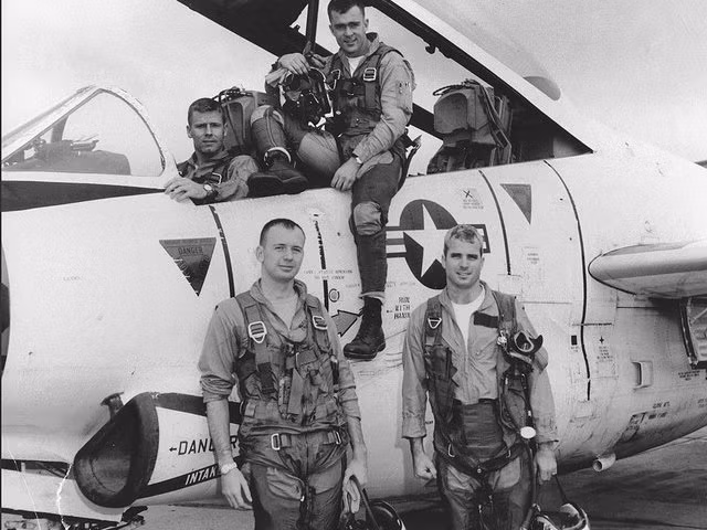 Bức ảnh chụp năm 1965, khi này John McCain đang là phi công lái chiếc cường kích hạng nhẹ A-4 Skyhawk. Ngày 26/10/1967, McCain thực hiện phi vụ bay thứ 23 và cũng là phi vụ bay cuối cùng của ông trong Chiến tranh Việt Nam. Ông bị bắn hạ ngay sau khi tiếp cận vào vùng trời Hà Nội trong phi vụ đó. Nguồn ảnh: BI.