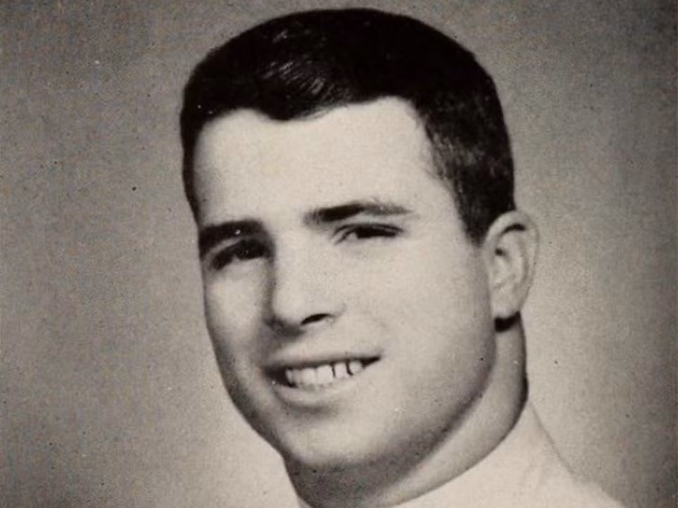 Ông John McCain tốt nghiệp Học viện Hải quân Mỹ năm 1958 và trở thành một phi công Hải quân đó. Khi chiến tranh Việt Nam leo thang, giống như nhiều thanh niên Mỹ khác, phi công hải quân McCain được lệnh điều chuyển và chính thức tham gia các chiến dịch ở Việt Nam trong những năm 1960 khi đang phục vụ trên tàu sân bay USS Forrestal. Nguồn ảnh: BI.