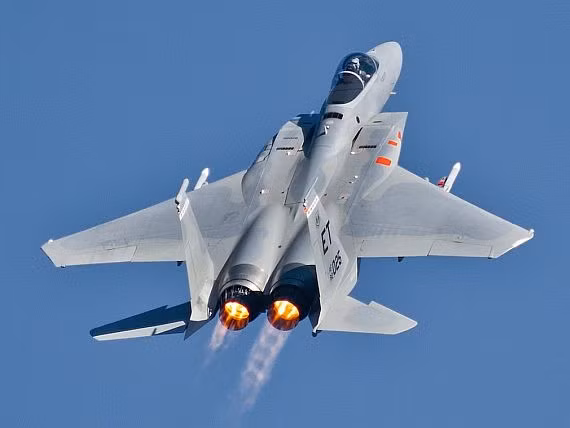 Tuy vậy, động thái đưa F-15X vào thay thế cho chiến đấu cơ F-15 C/D của Mỹ lần này đã phá tan mọi hoài nghi của báo giới, khẳng định rằng các loại chiến đấu cơ thế hệ năm đời mới nhất của nước này cùng lắm cũng chỉ để thay thế cho các chiến đấu cơ F-16 chứ "chưa đủ chín" để thế chỗ của F-15. Nguồn ảnh: Pinterest.