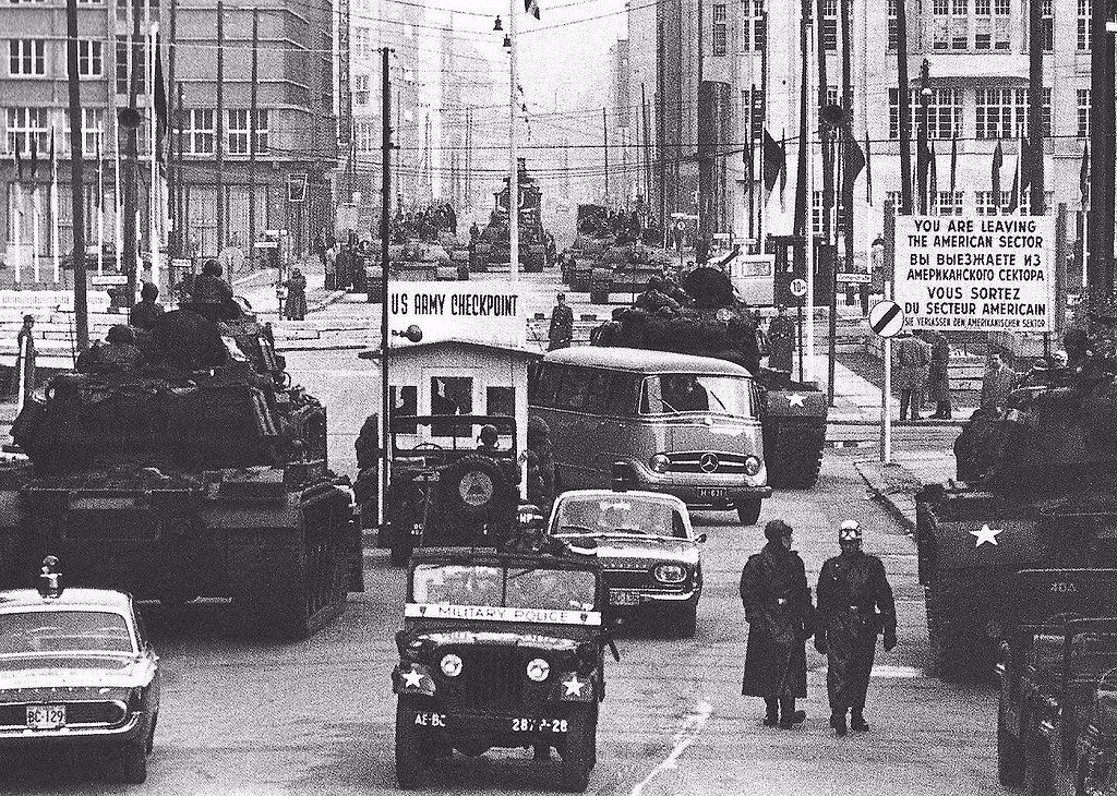 Trong hình, Quân đội Đông Đức và Tây Đức kéo xe tăng ra... gằm ghè nhau ở giữa Berlin - nơi có giới tuyến chia đôi quốc gia này được các nước thắng trận vạch ra ở hội nghị Yalta. Nguồn ảnh: Theatlantics.
