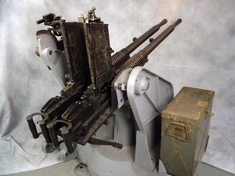 Theo đó khẩu súng máy Pháp có tên Hotchkiss M1929 - hay còn được gọi tắt là súng máy M1929, ra đời vào năm 1929 và do công ty vũ khí Hotchkiss của Pháp chế tạo. Dù được Pháp chế tạo, khẩu súng này lại có cỡ nòng cực dị, với cỡ nòng 0,5 inch tương đương với 13,2mm.