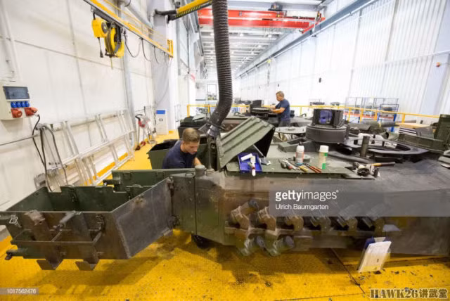 Các phiên bản Leopard 2 chủ yếu khác biệt ở hệ thống phần mềm máy tính và hệ thống cảm biến. Vỏ giáp của Leopard 2 có thể được nâng cấp một cách dễ dàng mà không nhất thiết phải "tháo tung" chiếc xe tăng ra như thế này. Nguồn ảnh: Getty Images.
