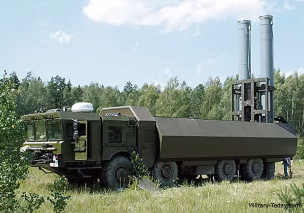 Cụ thể, tổ hợp tên lửa Bastion-P của Syria có sử dụng loại đạn (tên lửa) diệt hạm P-800 Yakhont. Đây là loại tên lửa được sử dụng chuyên biệt cho các mục tiêu lớn như tàu sân bay. Chỉ cần một tên lửa P-800 trúng đích, tàu sân bay của Mỹ chắc chắn "lành ít dữ nhiều". Nguồn ảnh: Militarytoday.