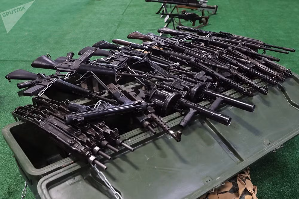 Các loại súng cá nhân mà quân đội Nga và quân chính phủ Syria thu giữ được trên chiến trường này. Có thể thấy phần lớn các loại vũ khí này đều có nguồn gốc từ... phương Tây. Nguồn ảnh: Sputnik.