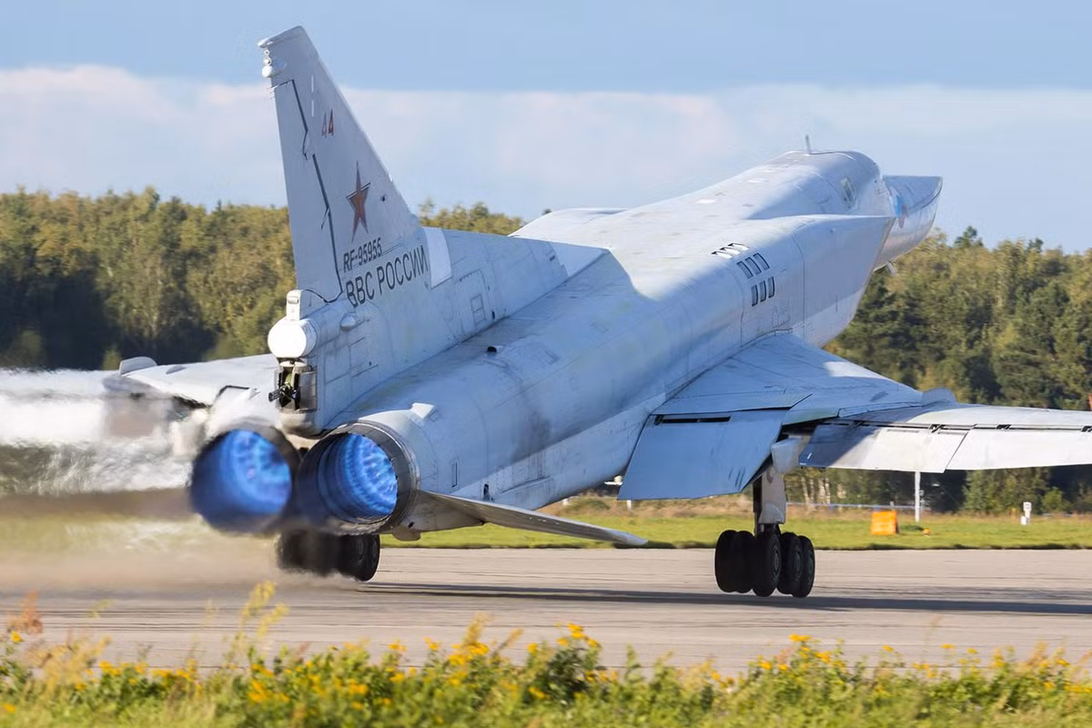 Máy bay ném bom Tu-22M3M phiên bản cải tiến sâu từ Tu-22M3 của Không quân Nga sẽ có kiểu dáng khí động học được cải tiến, hệ thống thông tin liên lạc được nâng cấp. Quan trọng nhất trong số những cải tiến của Tu-22M3M đó là hệ thống điều khiển hoả lực và điều khiển bay - vốn đã ra đời từ thời Chiến tranh Lạnh cũng sẽ được nâng cấp. Nguồn ảnh: Wiki.
