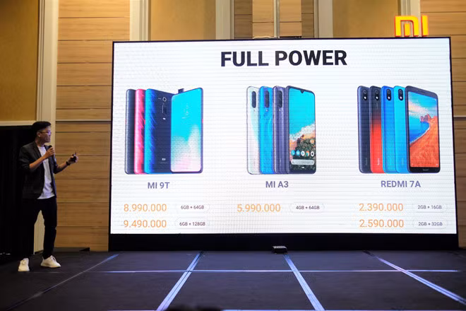 Mi 9T có mức giá từ 9 triệu đồng, Mi 7A có giá từ 6 triệu đồng và Mi 3A có giá từ 2,4 triệu đồng. Mi 9T sẽ cạnh tranh với các đối thủ như Galaxy A70, Oppo F11 Pro bản 128 GB. Mi 9T nổi bật hơn các đối thủ nhờ cấu hình mạnh, thiết kế đẹp, cảm biến vân tay dưới màn hình khá nhanh. Tuy nhiên, Galaxy A70 có màn hình lớn hơn 6,7 inch, pin 4.500 mAh, trong khi lợi thế của Oppo F11 Pro là camera selfie tốt.