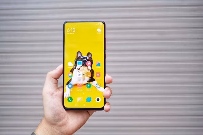 Máy sở hữu thiết kế khá giống mẫu Mi Mix 3 với màn hình tràn viền. Để làm được điều này, Xiaomi đã trang bị cụm camera selfie 20 MP "thò thụt" đặt trên đỉnh máy. Camera trượt này khá giống Oppo F11 Pro hay Vivo V15.