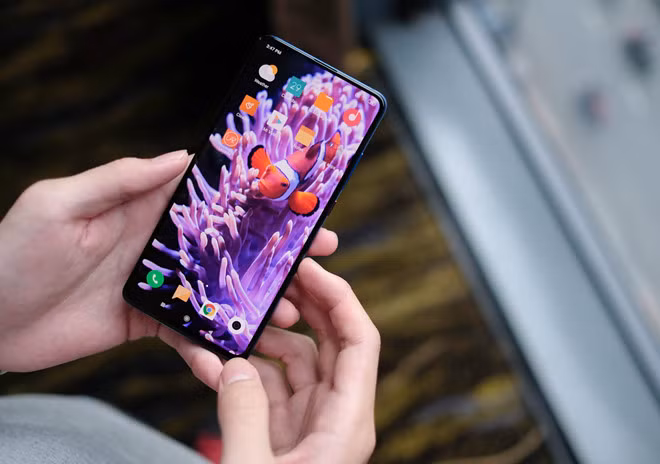 Màn hình của máy có kích thước 6,39 inch, độ phân giải Full HD+, sử dụng tấm nền AMOLED. Diện tích hiển thị đạt 91,9% mặt trước, tuy nhiên phần "cằm" vẫn tương đối dày so với các cạnh còn lại. Trải nghiệm thực tế, màn hình này có độ sáng cao, màu sắc rực rỡ và góc nhìn rộng. Nó cho phép người dùng có thể dễ dàng sử dụng ở điều kiện ngoài trời.