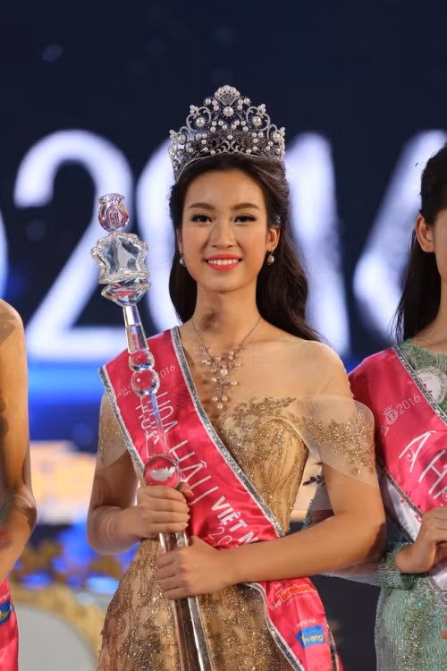 Nhan sac Hoa hau Do My Linh da thay doi bat ngo