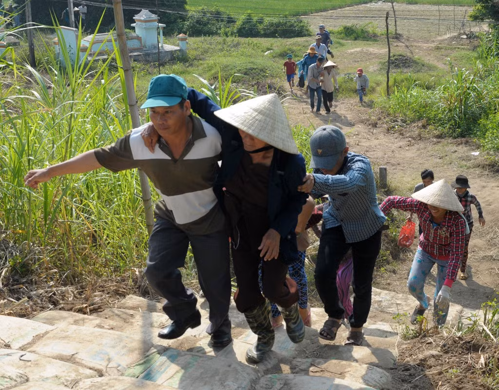Ngay sau khi nhận thông tin cảnh báo sóng thần, Ban chỉ huy phòng chống thiên tai và tìm kiếm cứu nạn tỉnh, lãnh đạo TP Quảng Ngãi cùng các ngành, địa phương triển khai ngay kế hoạch ứng phó và sơ tán nhân dân ra khỏi vùng nguy hiểm.