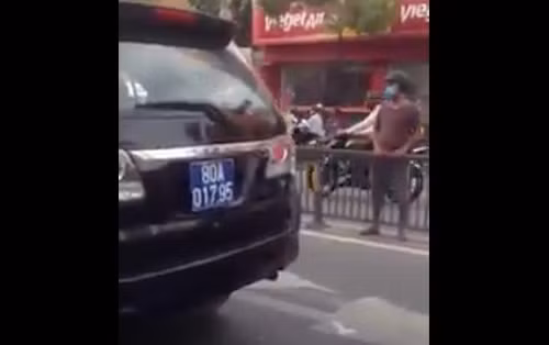 Xe bien xanh chay nguoc chieu CSGT biet nhung ngo lo-Hinh-3