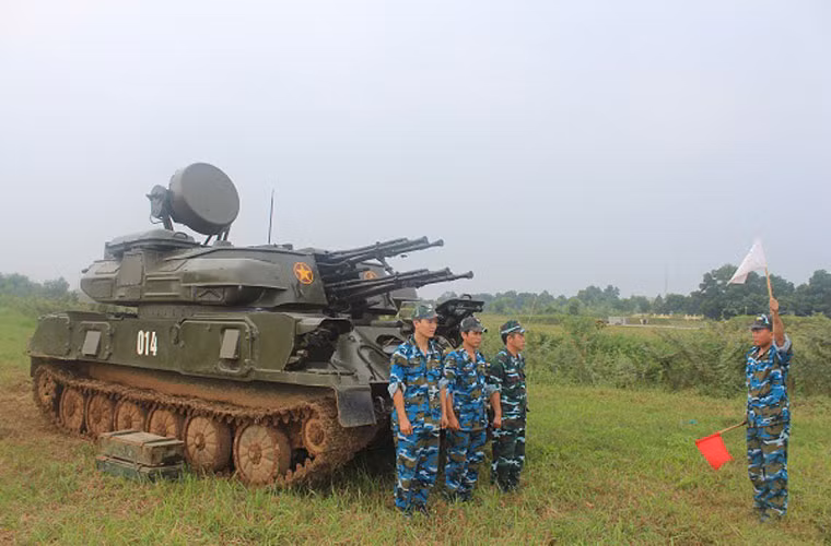 Còn đây là bức ảnh vũ khí ấn tượng nhất tuần của Việt Nam – pháo phòng không tự hành ZSU-23-4M1. Đây là biến thể cải tiến của pháo ZSU-23-4 mà Việt Nam được trang bị rất nhiều hiện nay. Trong ảnh là các học viện Học viện PK-KQ đang tập trung huấn luyện sử dụng ZSU-23-4M1 chuẩn bị cho cuộc diễn tập bắn đạn thật cuối năm nay.