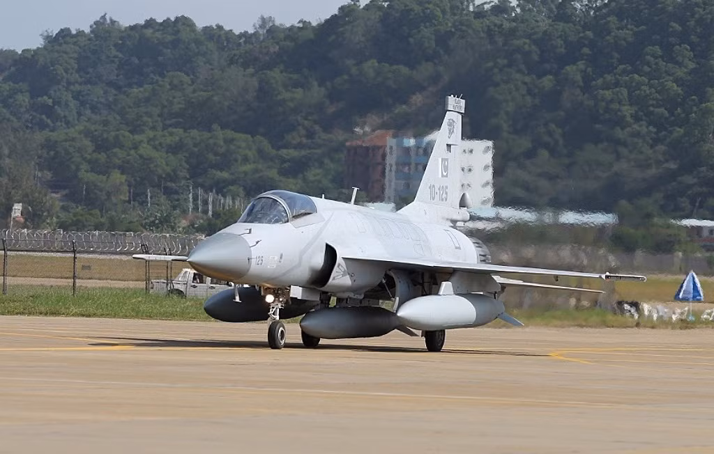 Các loại tên lửa được trang bị bao gồm PL-5, PL-9C, PL-12 và AIM-9, tên lửa chống hạm C-802A do Trung Quốc chế tạo và một số loại bom các loại.