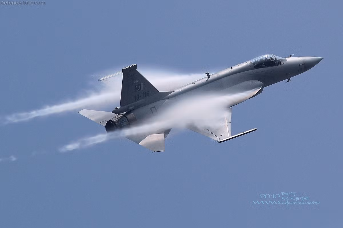 Về hệ thống vũ khí thì JF-17 được trang bị 7 giá treo vũ khí có thể mang theo tối đa 3,4 tấn vũ khí bao gồm các loại tên lửa không đối không và đối hạm.