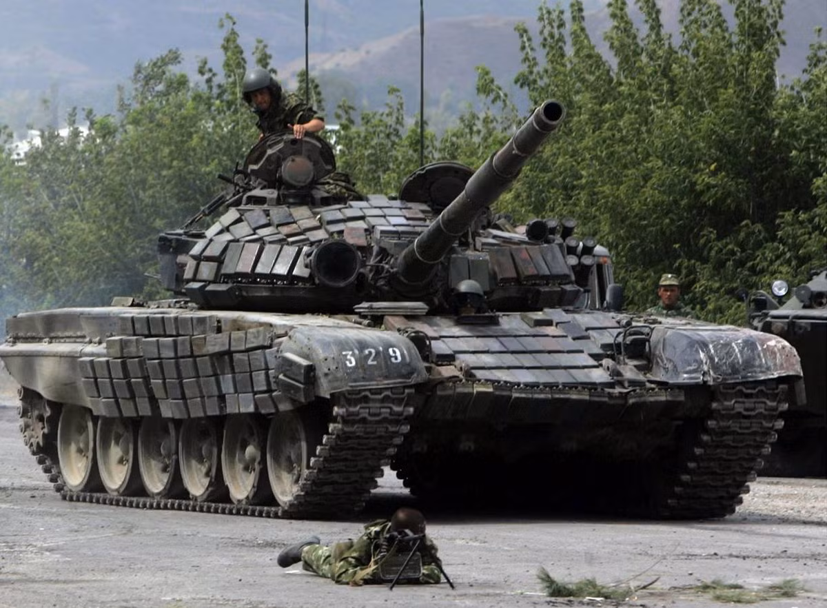 Về cơ bản thì xe tăng "đại bàng trắng" có hệ thống phòng vệ chỉ kém T-90S khi không được lắp giáp phản ứng nổ Kontakt 5 đời mới mà vẫn phải dùng Kontakt 1 cũng như không được trang bị hệ thống phòng vệ mềm Shtora-1, tuy nhiên về hỏa lực nó lại được đánh giá nhỉnh hơn.