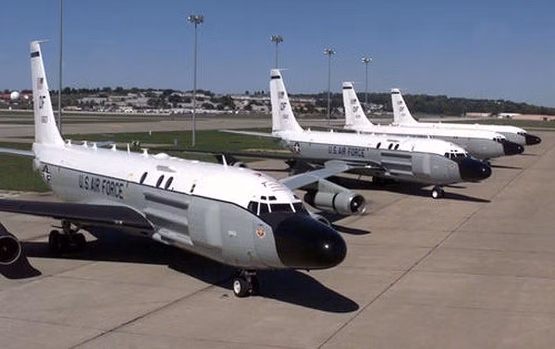 RC-135 có chiều dài 41,53 m, sải cánh 39,88 m, tải trọng cất cánh tối đa đạt 146.000 kg, vận tốc cực đại 933 km/h.