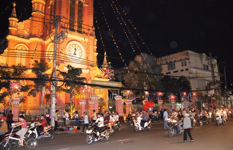 Nhà thờ Tân Định trên đường Hai Bà Trưng rực sáng dưới ánh đèn trong đêm Giáng Sinh.