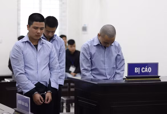 Tử hình 3 người Trung Quốc giết tài xế, cướp taxi: Ngày 27/11, TAND thành phố Hà Nội tuyên phạt Woang Xue Lei (tức Vương Học Lỗi, 24 tuổi, trú tại tỉnh Hà Bắc, Trung Quốc), Woang Tong Tang (tức Vương Hồng Đường, 27 tuổi, trú tại tỉnh Cam Túc, Trung Quốc), Zhang Hian (tức Trương Kiện, 21 tuổi, trú tại tỉnh Quảng Tây, trung Quốc) cùng án tử hình về tội giết người, 10 năm tù về tội cướp tài sản, tổng hình phạt là tử hình.