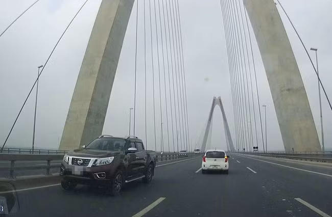 Ngày 8/4, thông tin trên Zing đưa tin, trung tá Hà Văn Tuân, Đội trưởng Đội CSGT số 2 (Phòng CSGT, Công an Hà Nội) cho biết đơn vị đã xác minh rõ cá nhân, tổ chức đứng tên đăng ký 5 ôtô chạy ngược chiều cầu Nhật Tân. Từ những thông tin này, Đội 2 sẽ truy tài xế vi phạm giao thông để mời lên làm việc. Ảnh cắt từ videoclip.