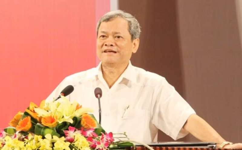 Một nguồn tin cho biết, khai nhận bước đầu tại cơ quan điều tra, hai đối tượng này đã thừa nhận hành vi nhắn tin vào số điện thoại của ông Nguyễn Tử Quỳnh - Chủ tịch UBND tỉnh Bắc Ninh - đe doạ với nội dung: "Để yên cho người khác làm ăn". Hành vi đe doạ được các nghi phạm thực hiện từ trước Tết Nguyên đán 2017. Chủ tịch UBND tỉnh Bắc Ninh Nguyễn Tử Quỳnh. Ảnh: Cổng thông tin điện tử Bắc Ninh.